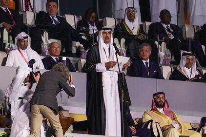 L'emiro Al Thani saluta Infantino 2