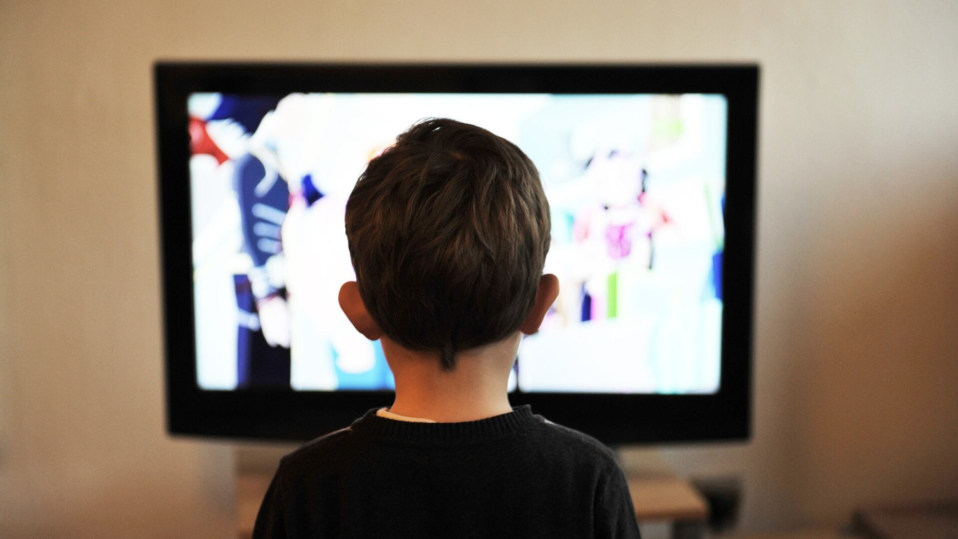 Due ore di schermo al giorno danneggiano i bambini