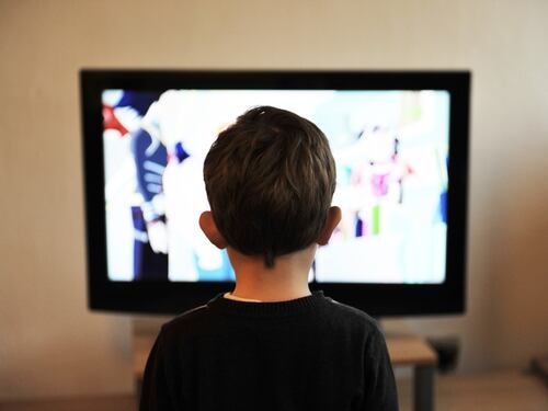 Due ore di schermo al giorno danneggiano i bambini