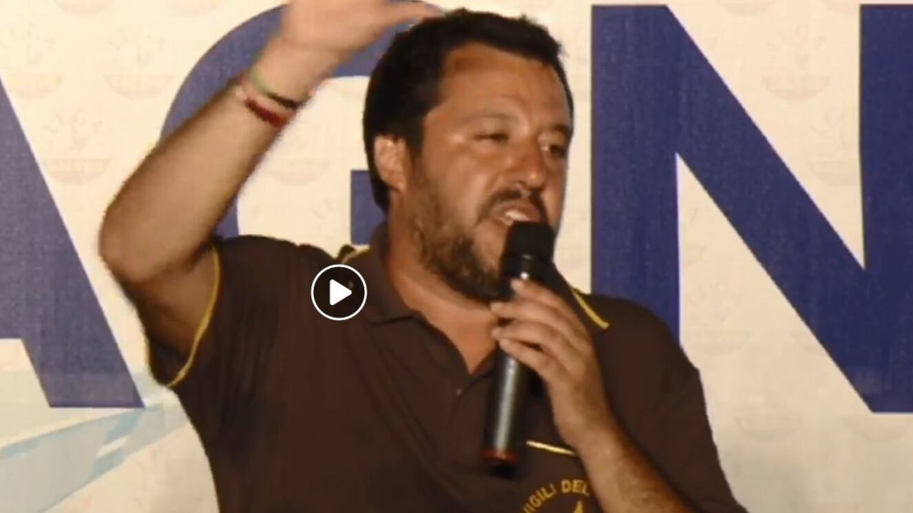 "Ora le do il microfono così...". Salvini litiga con la signora in platea