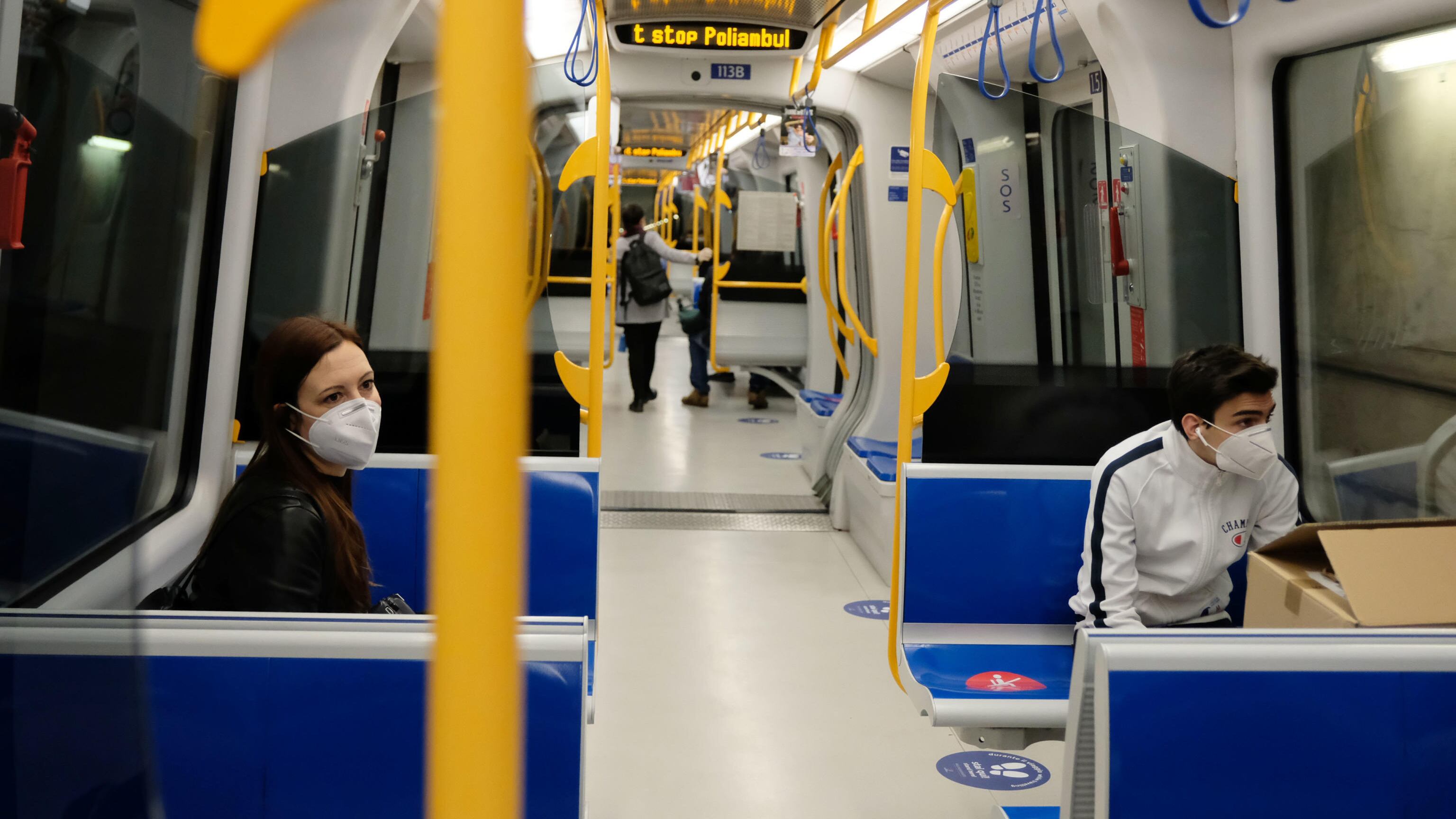 In sette contro uno nella carrozza della metro: l'ennesima aggressione del branco
