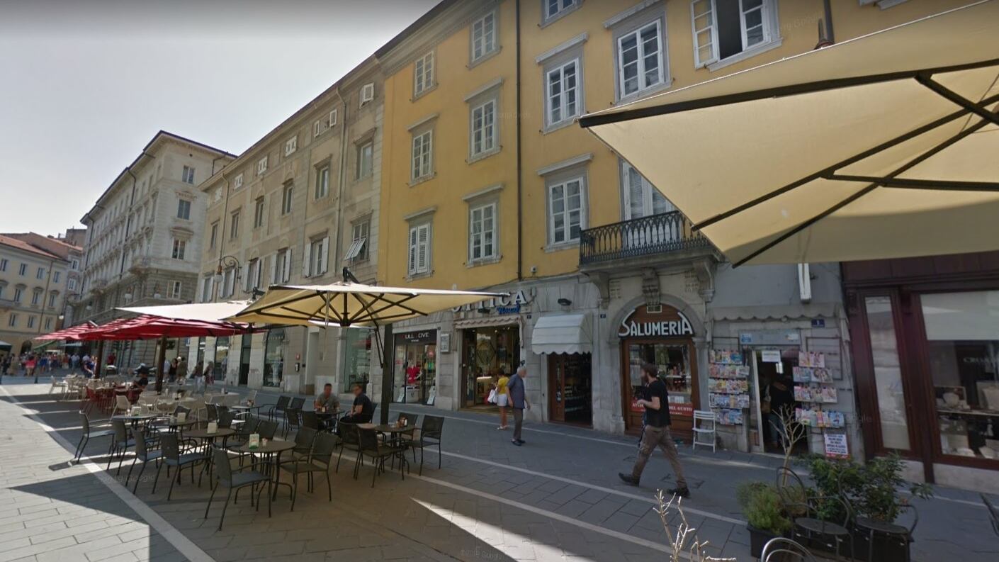 Trieste, smaschera la truffa e il romeno lo pesta: 17enne in ospedale