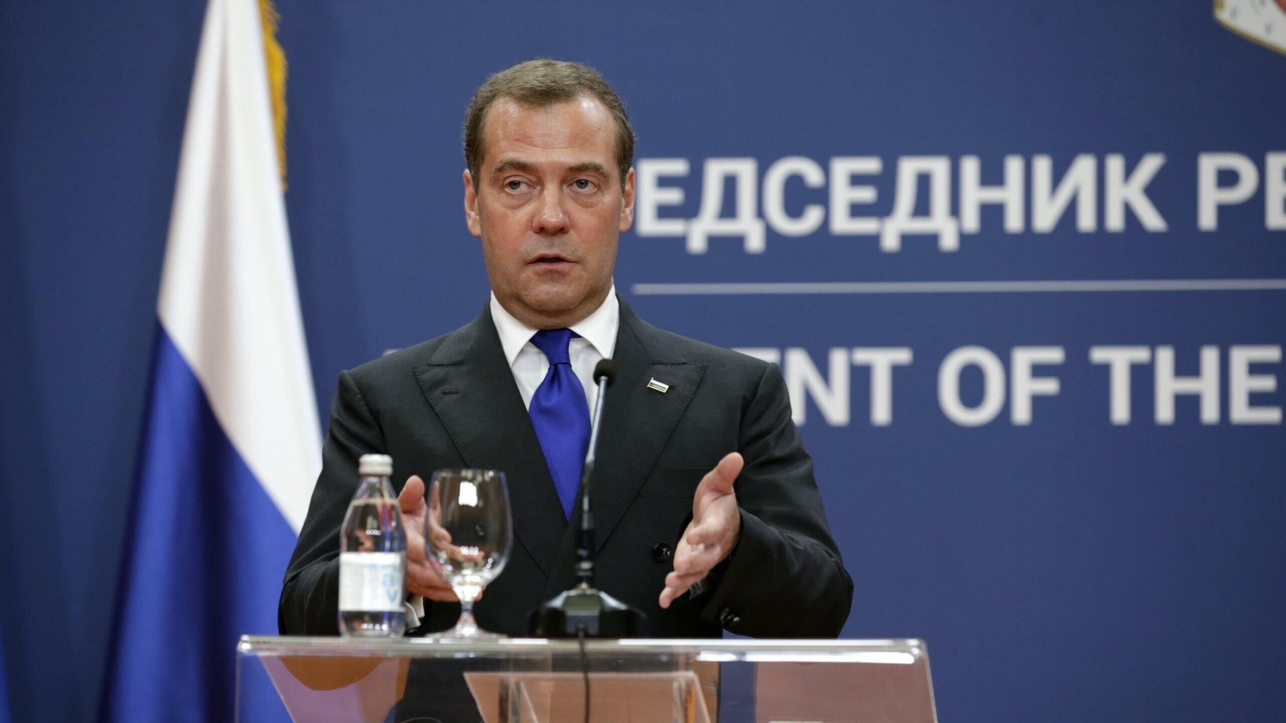"È solo l'inizio. Smantelleremo il regime": il falco Medvedev avverte Kiev