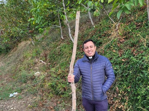 "La droga forse ingerita per errore". Riappare il prete positivo alla cocaina