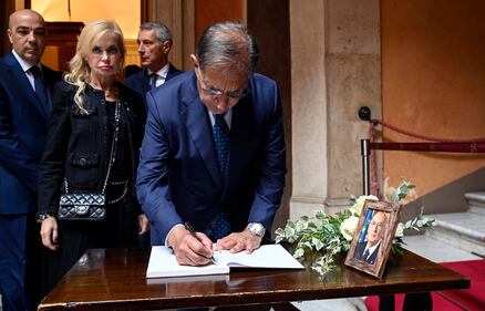 Napolitano, le immagini della camera ardente: il picchetto d'onore, le corone di fiori, l'arrivo dei politici 14
