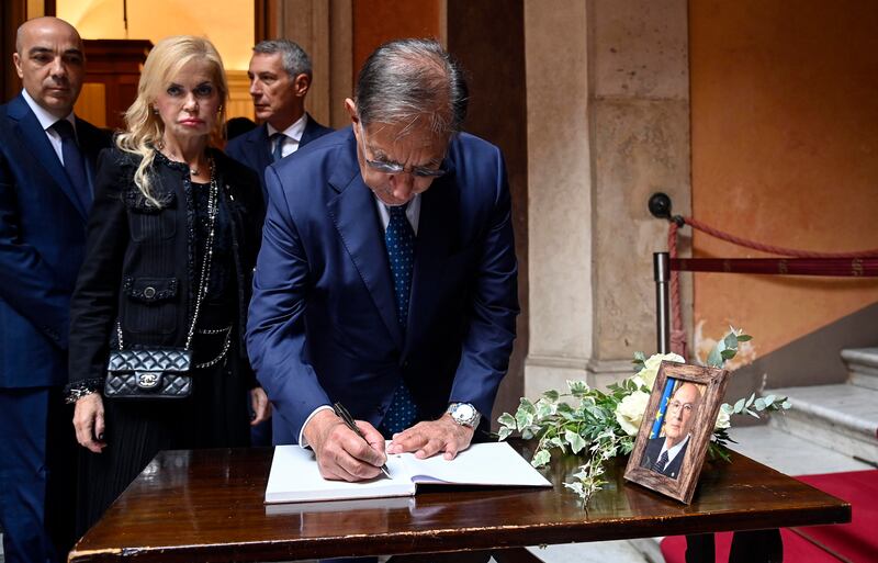Napolitano, le immagini della camera ardente: il picchetto d'onore, le corone di fiori, l'arrivo dei politici 14