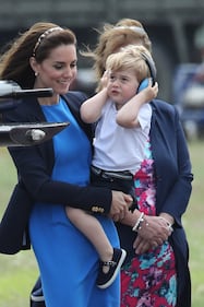 Che capricci, principe George! Tutte le foto alla base militare della Raf e dello "scivolone" sexy di Kate 18