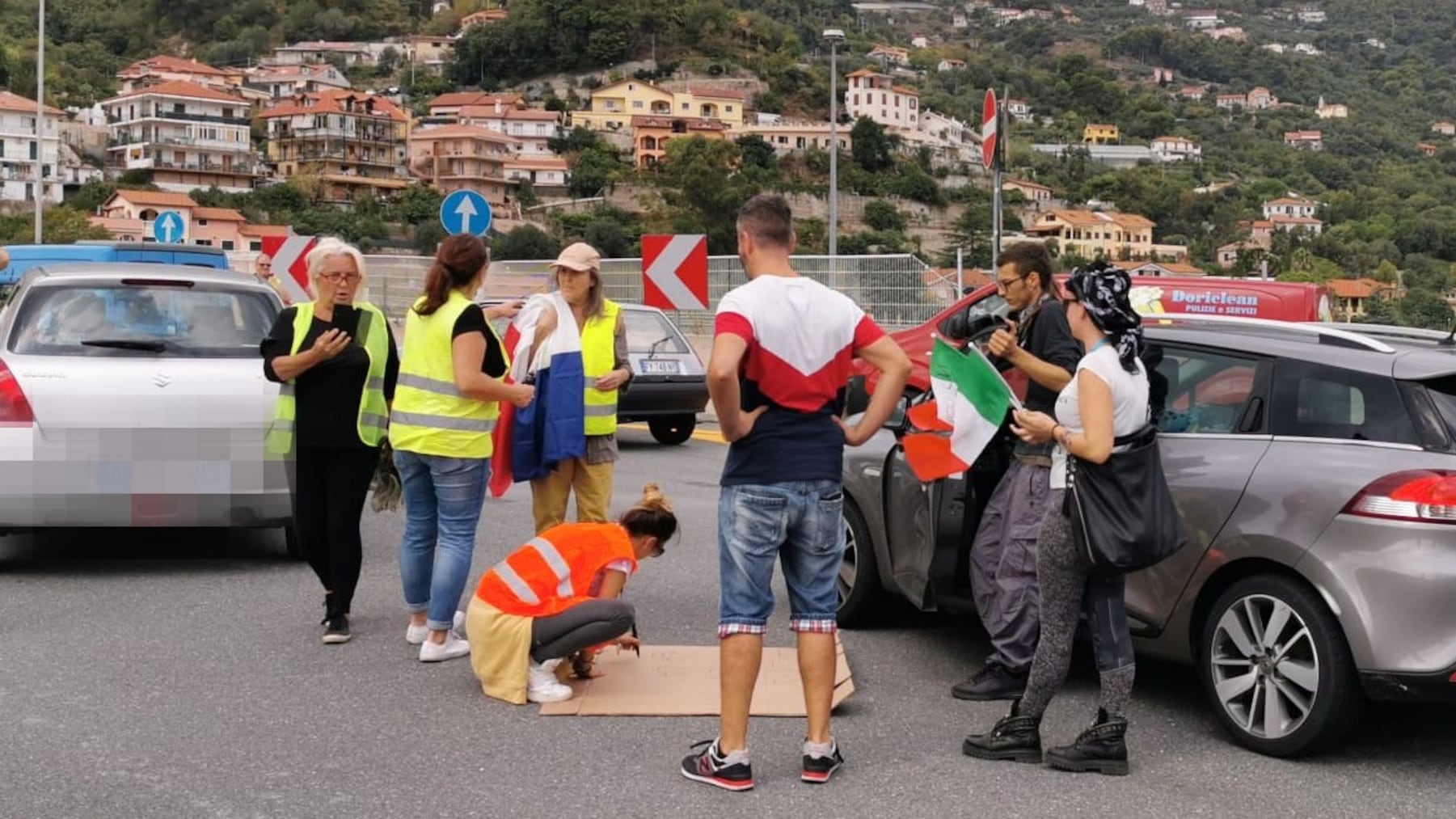 Pugni chiusi e "Bella Ciao": l'ennesima protesta dei no pass