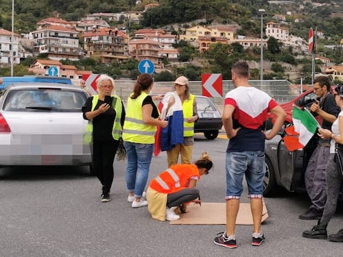 Pugni chiusi e "Bella Ciao": l'ennesima protesta dei no pass