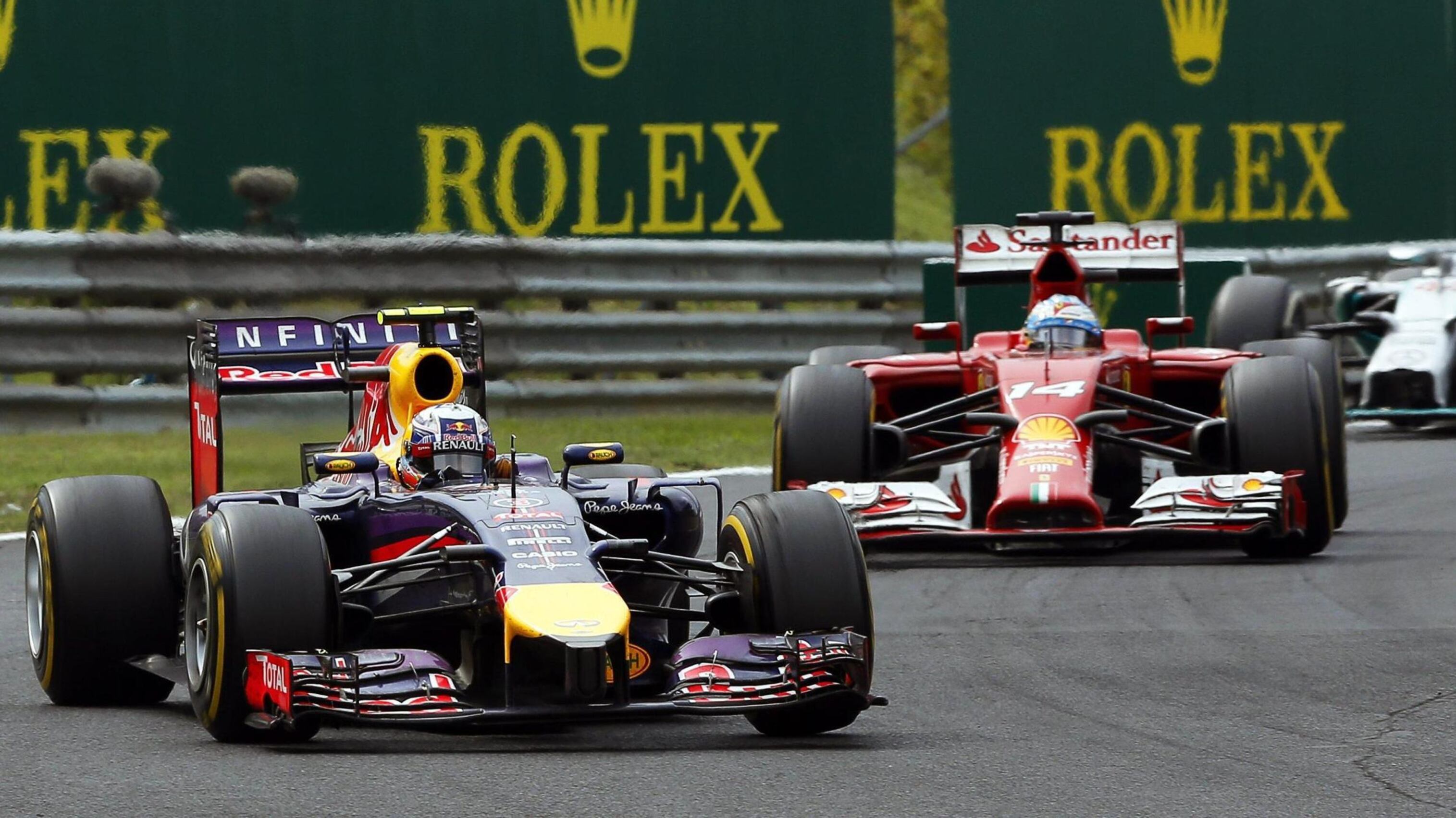 Ricciardo, show e sorrisi Ferrari, podio senza festa