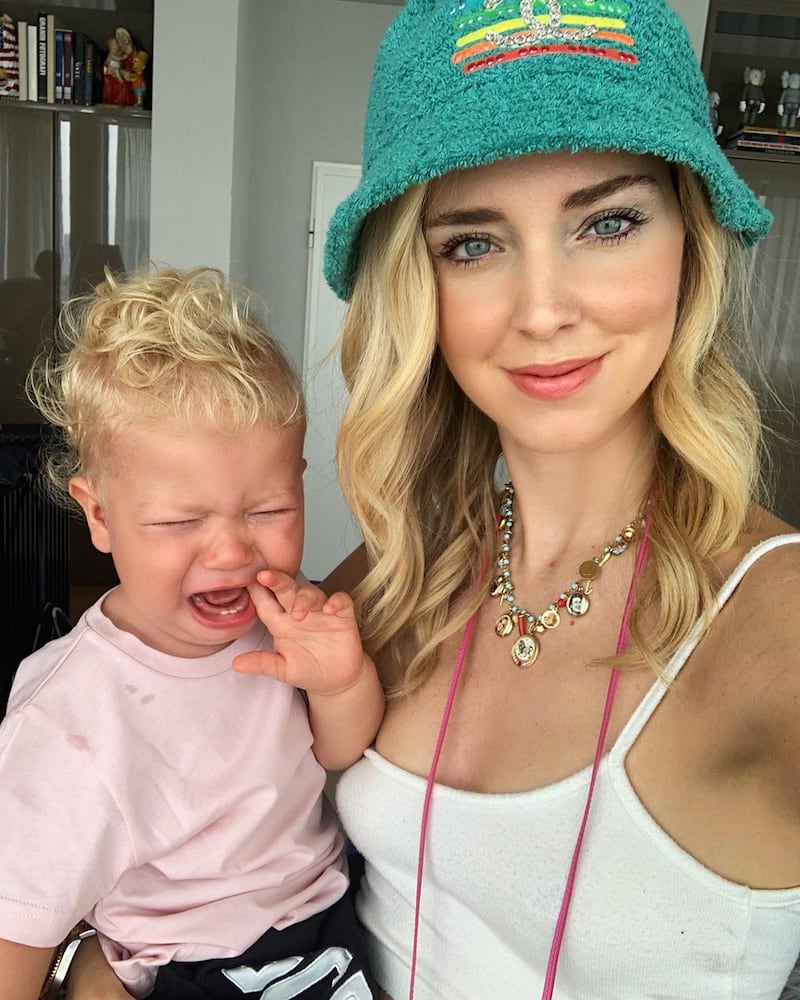 Leone in lacrime tra le braccia di mamma Chiara Ferragni chenon rinuncia al selfie