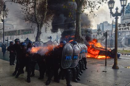 La rivolta di Buenos Aires contro Milei: le foto degli scontri 13