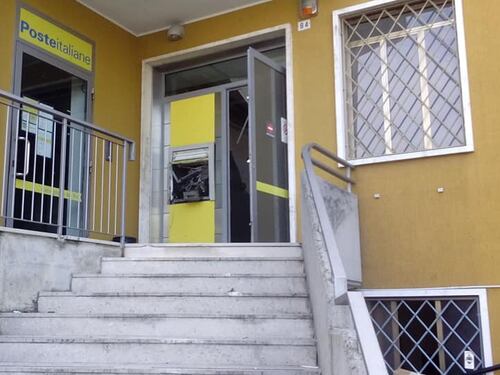 Assalto a Postamat: scontro a fuoco tra rapinatori e vigilante