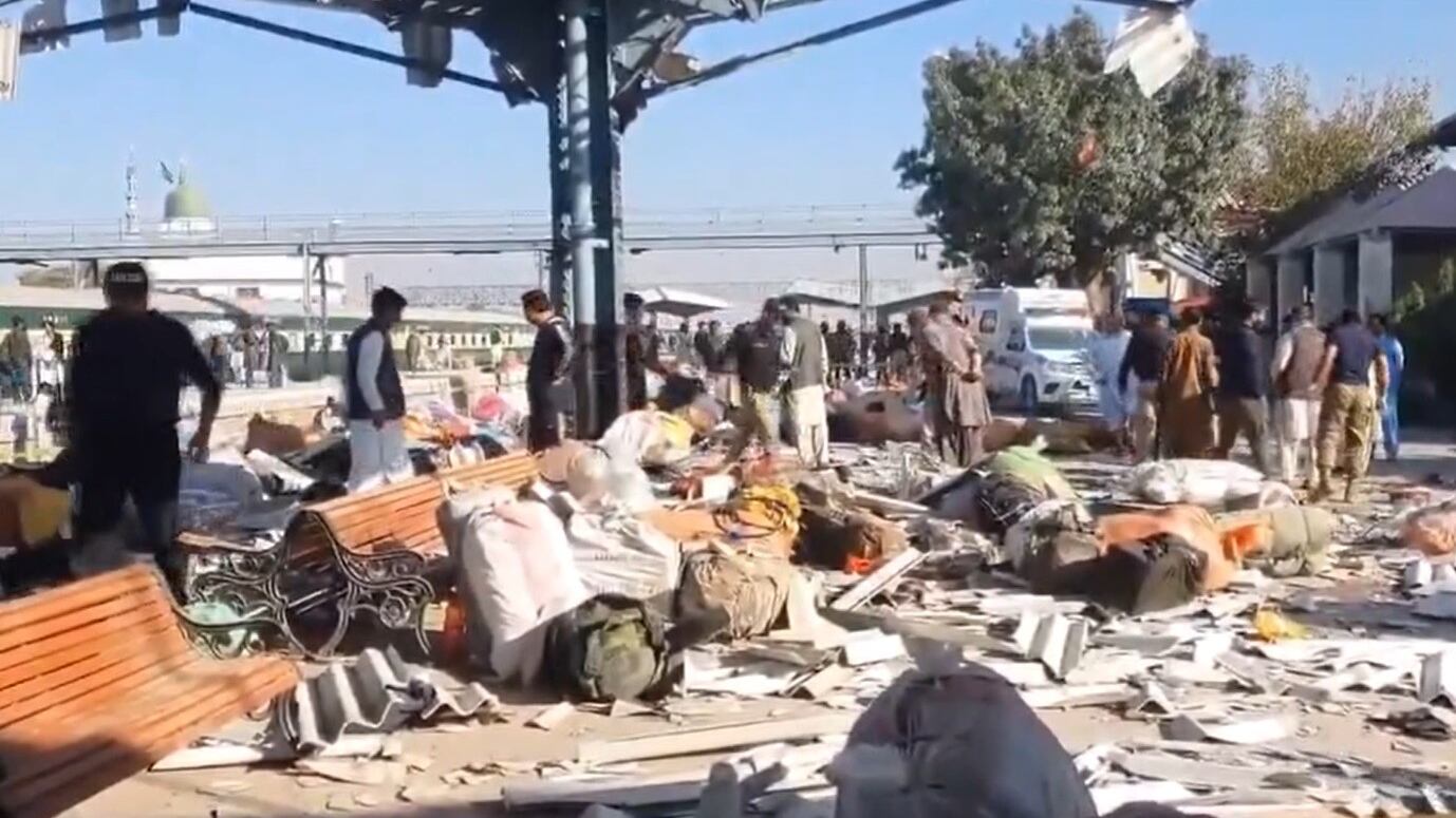 Pakistan, bomba nella stazione di Quetta: decine di morti e feriti
