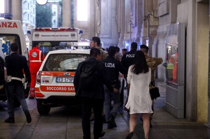 Milano, i soccorsi dopo l'aggressione in centrale 1