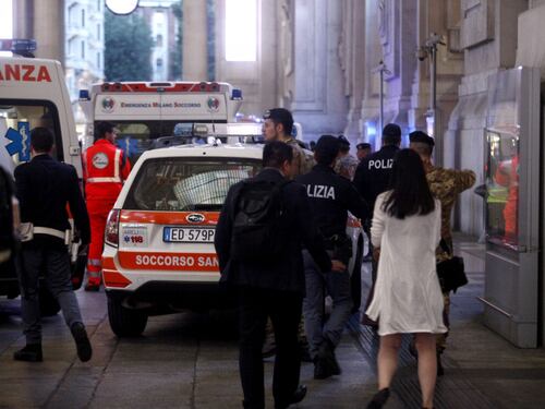 Milano, i soccorsi dopo l'aggressione in centrale