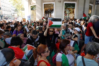 Proteste pro Palestina alla Vuelta, tensioni e cariche: ecco le immagini degli scontri di Madrid 10