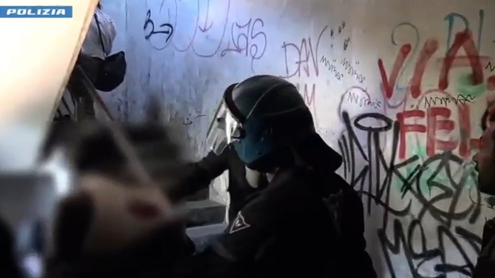 Sequestrata e violentata per tre giorni in uno stabile abbandonato: cinque fermi a Roma