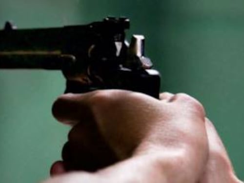Stazione di Lavinio, un uomo ferito da un colpo di pistola al testicolo
