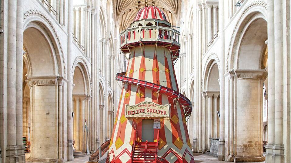 Uno scivolo in cattedrale? È polemica in Gran Bretagna