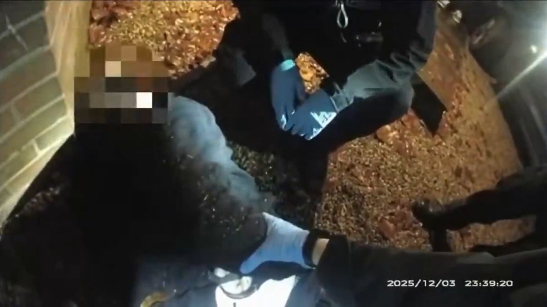 18enne muore in manette: la polizia crede al killer che lo accusa di razzismo