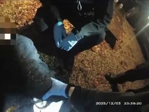 18enne muore in manette: la polizia crede al killer che lo accusa di razzismo