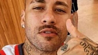 Neymar (completamente rasato) diventa virale: ecco perché ha cambiato look