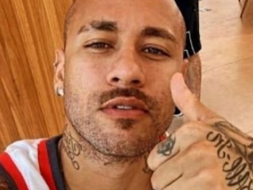 Neymar (completamente rasato) diventa virale: ecco perché ha cambiato look