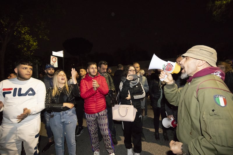 Roma, ira dei cittadini contro i rom: esplode la protesta 1