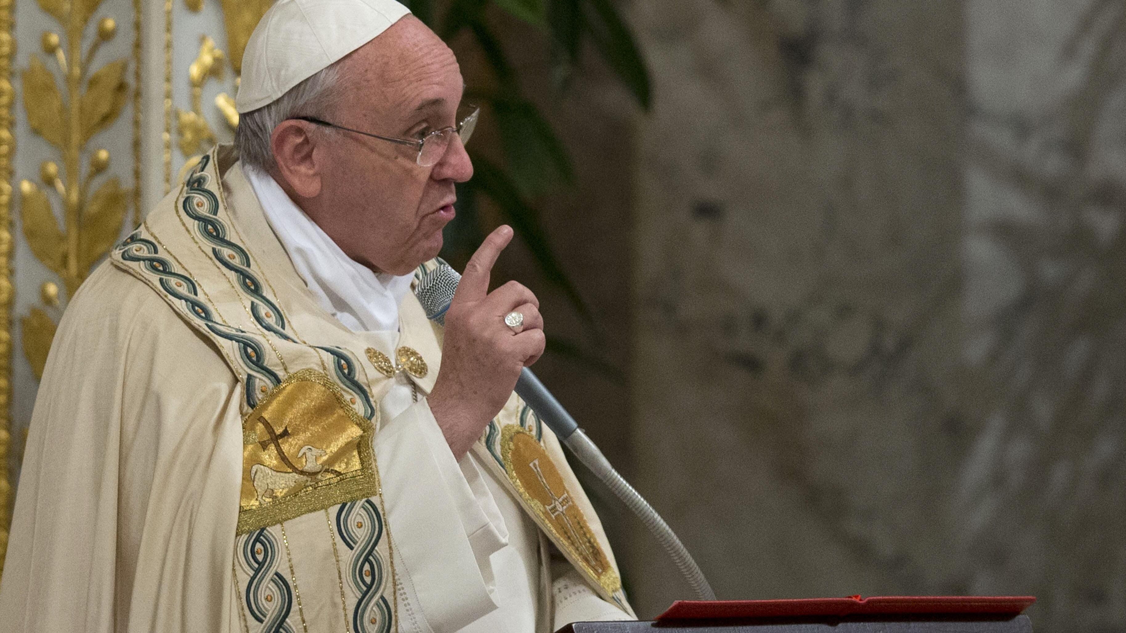 Il Papa commissaria i vescovi e detta la nuova linea alla Cei