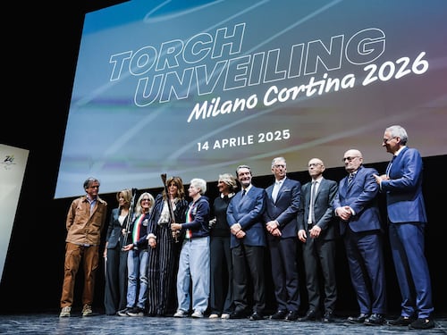 Milano-Cortina, polemica sui tedofori esclusi. Lega: "Un errore", Abodi: "Spiazzato"
