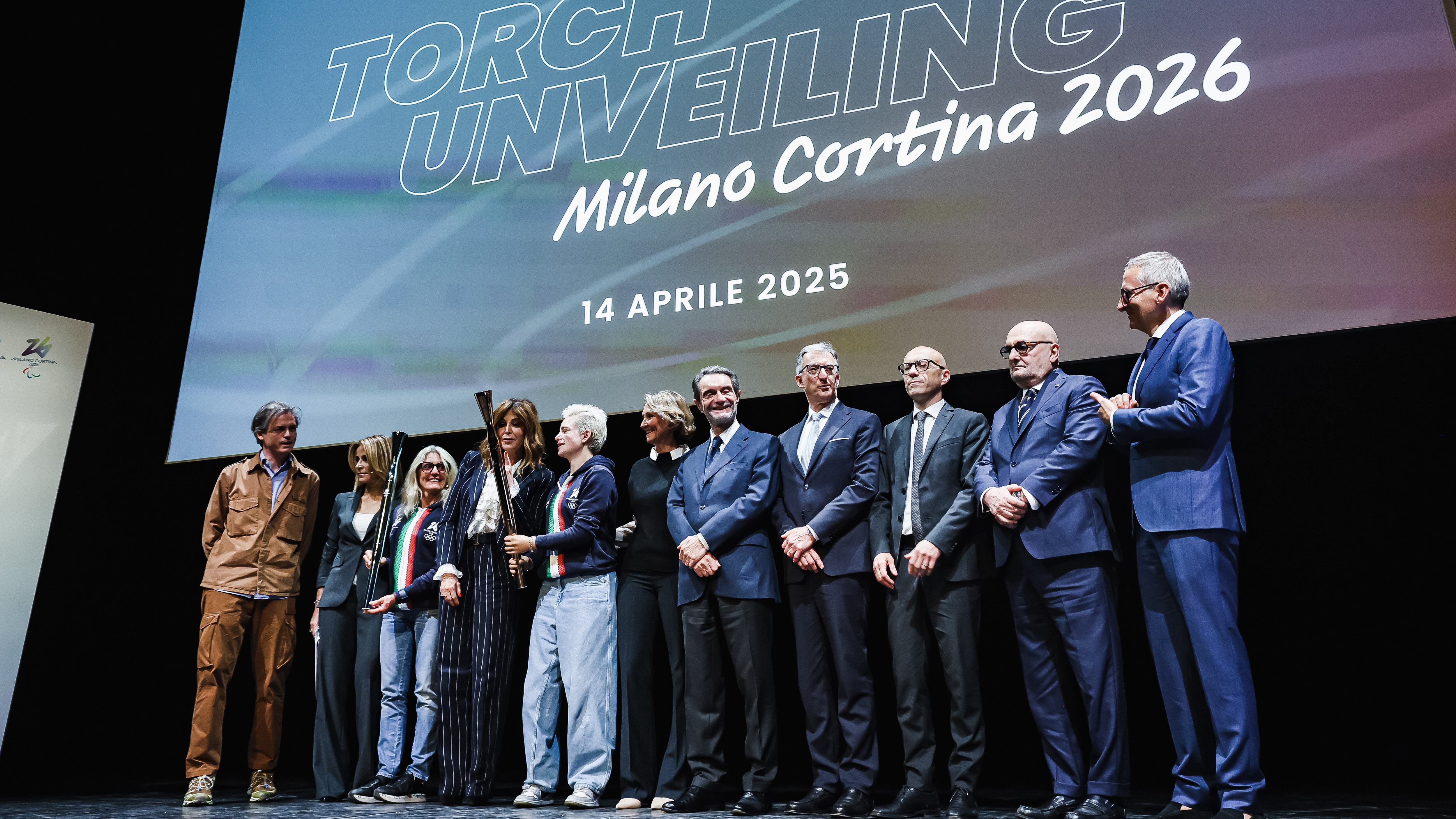 Milano-Cortina, polemica sui tedofori esclusi. Lega: "Un errore", Abodi: "Spiazzato"