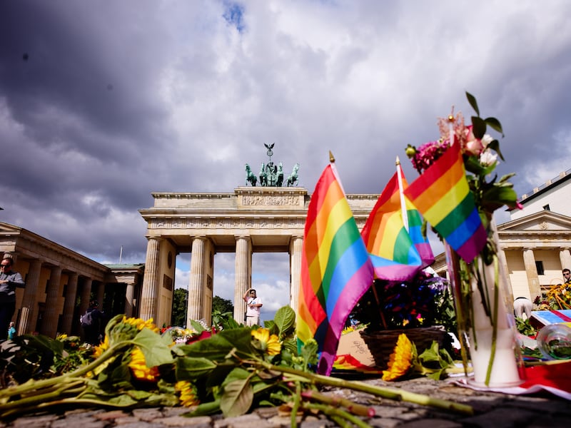 Attentato islamico di Berlino, i feriti rompono il silenzio: “Non esistiamo”. E resta il giallo dell’arma scomparsa