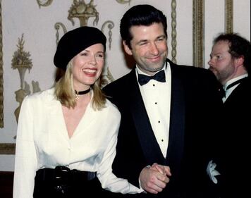 Kim Basinger: dopo lo strip tease più sexy torna sul set 17