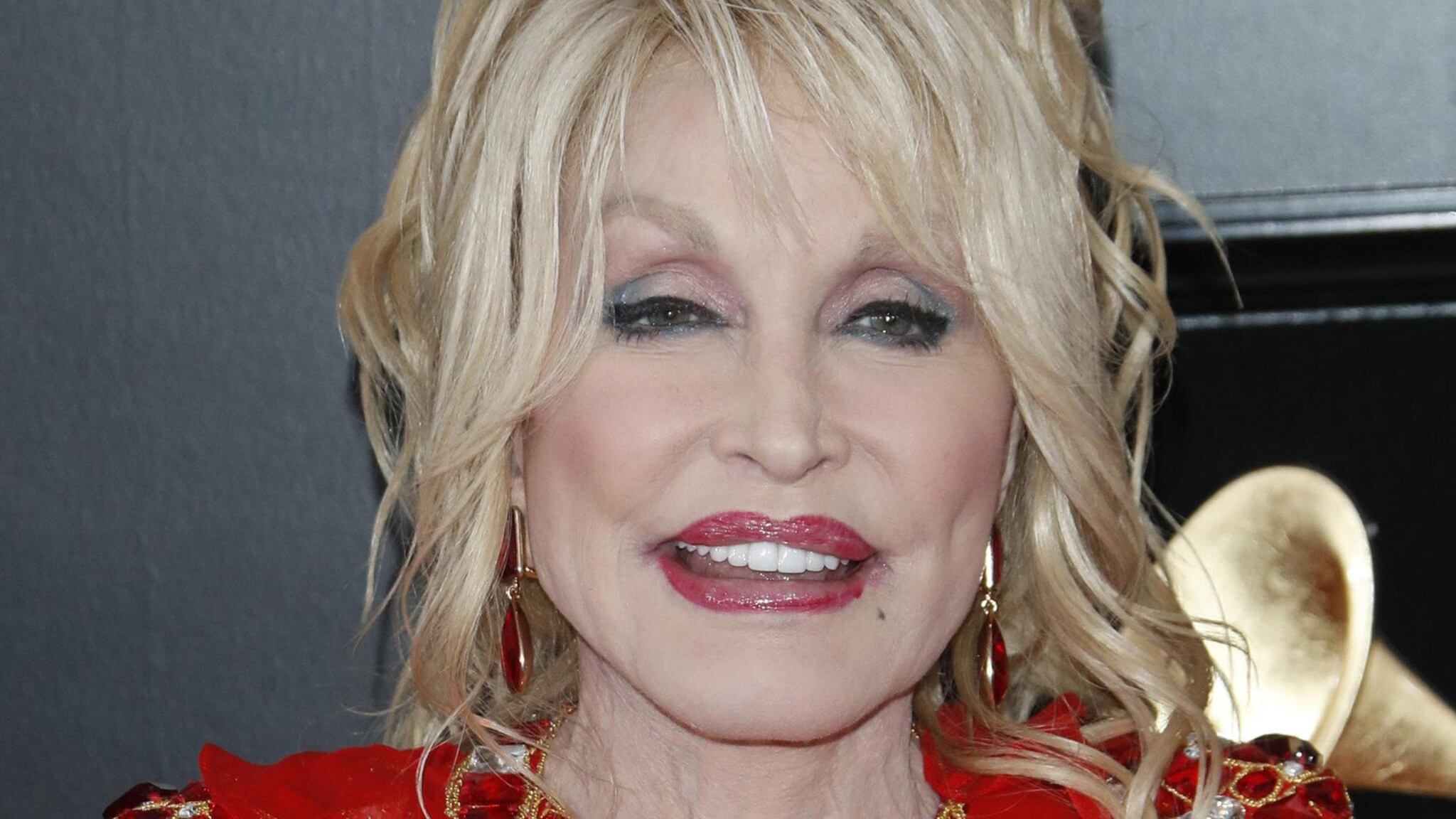 Dolly Parton, a 77 anni è un modello anche in radio