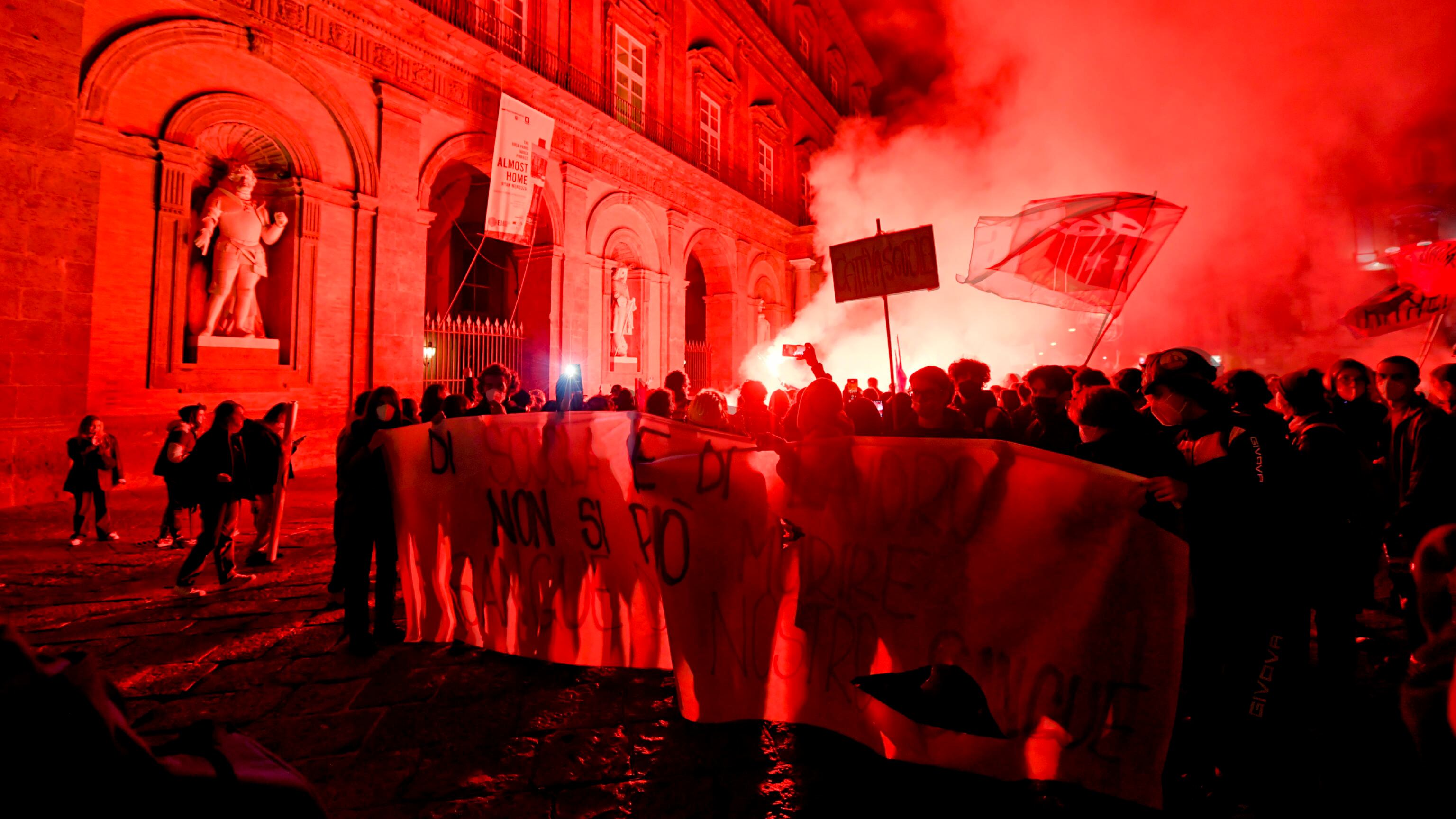 Cortei in tutta Italia per la morte del 18enne. La rabbia degli studenti, scontri con la polizia