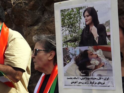 "Rieducate alla sharia". Così vengono punite le iraniane accusate di "mal velo"