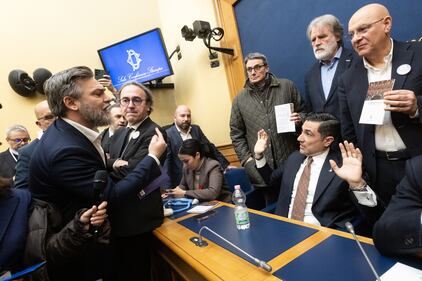L'opposizione contro la conferenza sulla remigrazione occupa la sala stampa della Camera 2