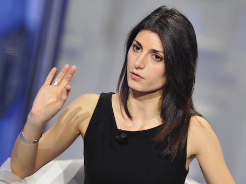 Una prigioniera triste che non sa come evadere