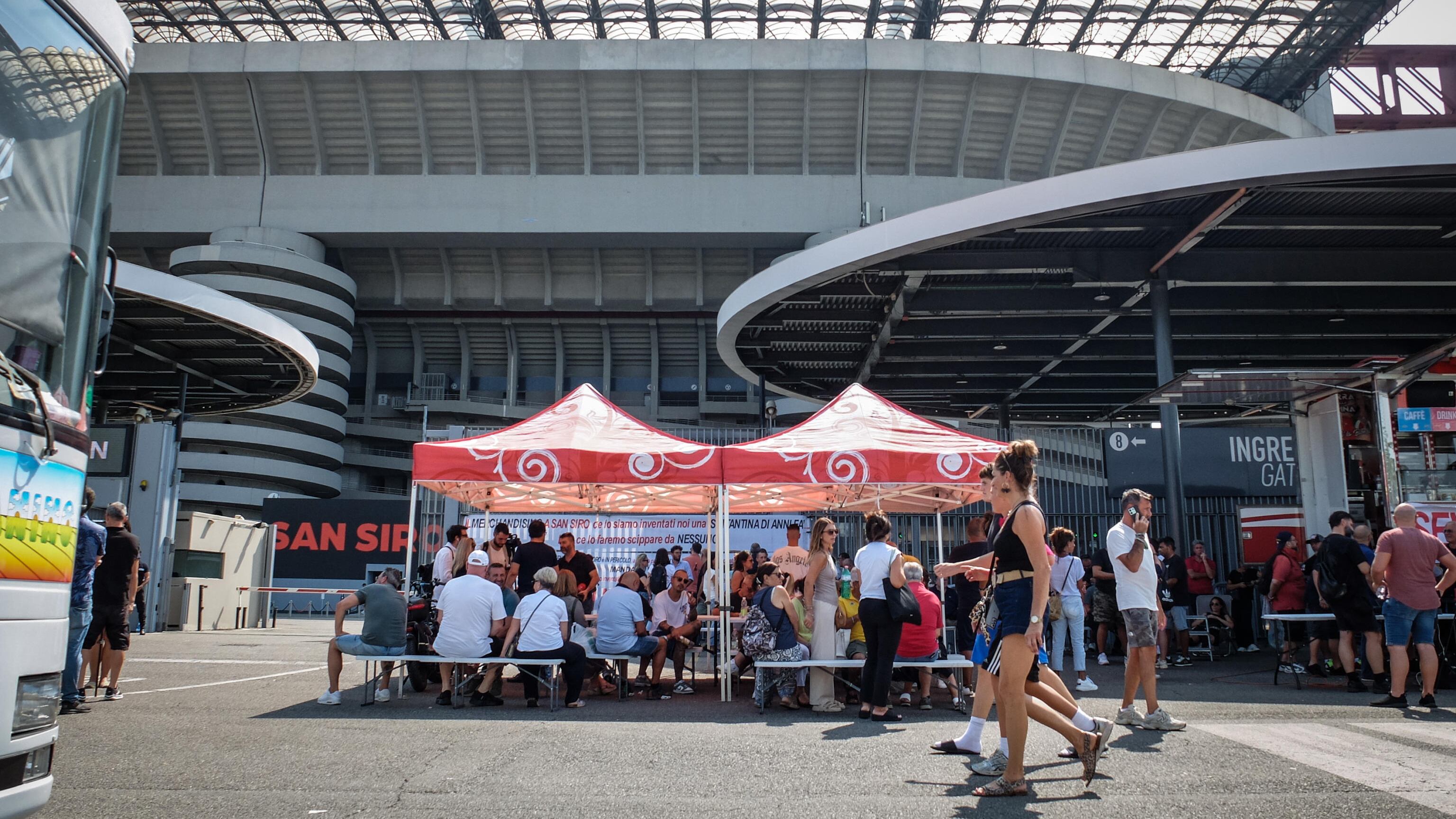 Gli ambulanti occupano il piazzale di San Siro: "Difendiamo il lavoro"