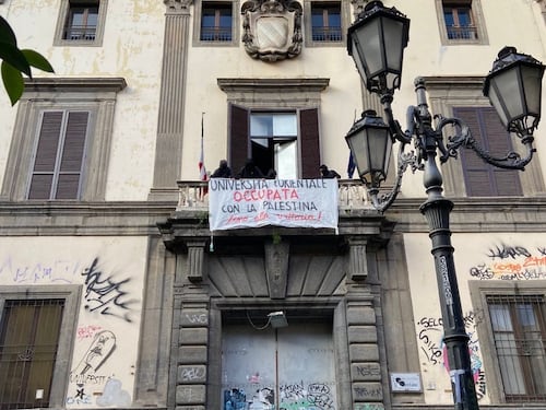 "Fino alla vittoria". Collettivi rossi occupano l'università orientale di Napoli a sostegno dei palestinesi