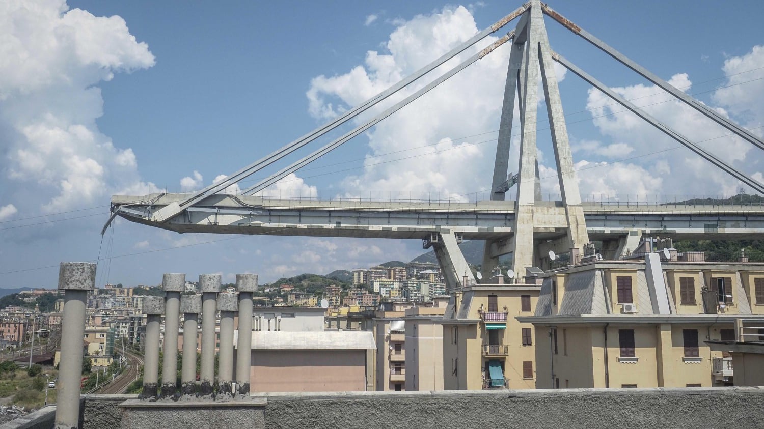 "Un attentato sul ponte Morandi". La tesi choc di un ingegnere