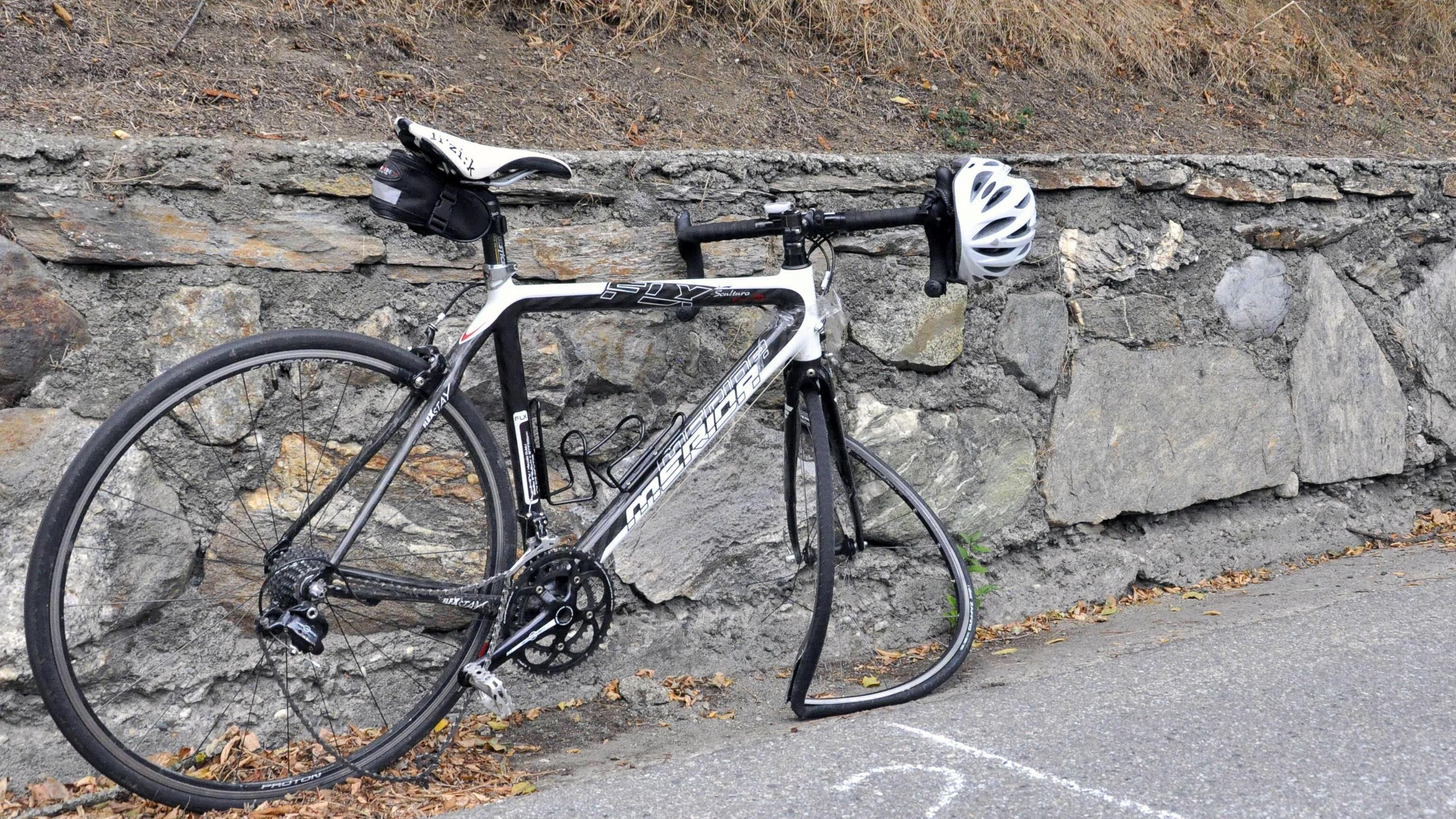 Malore al volante, donna investe ciclista. Si rialza, la insegue e la salva