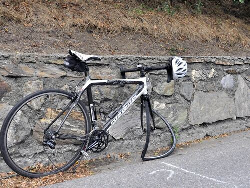 Malore al volante, donna investe ciclista. Si rialza, la insegue e la salva