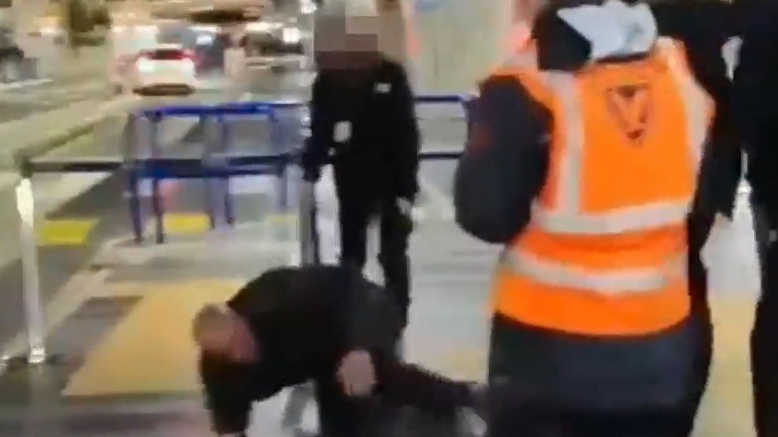Rissa choc all'aeroporto: tassista rifiuta la corsa e aggredisce vigilante