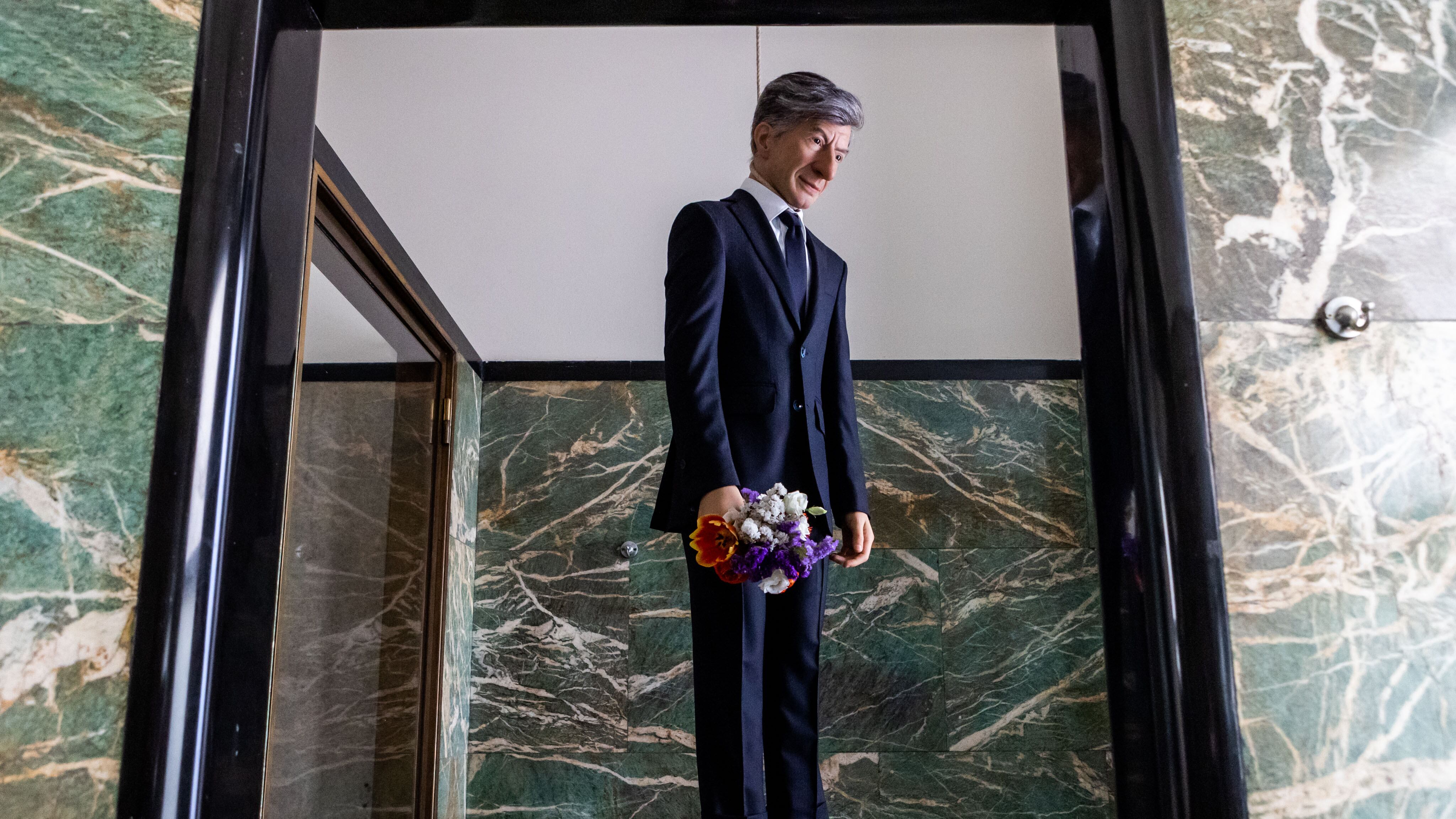 Torna Cattelan e ora impicca se stesso. Da De Carlo la sua ultima provocazione