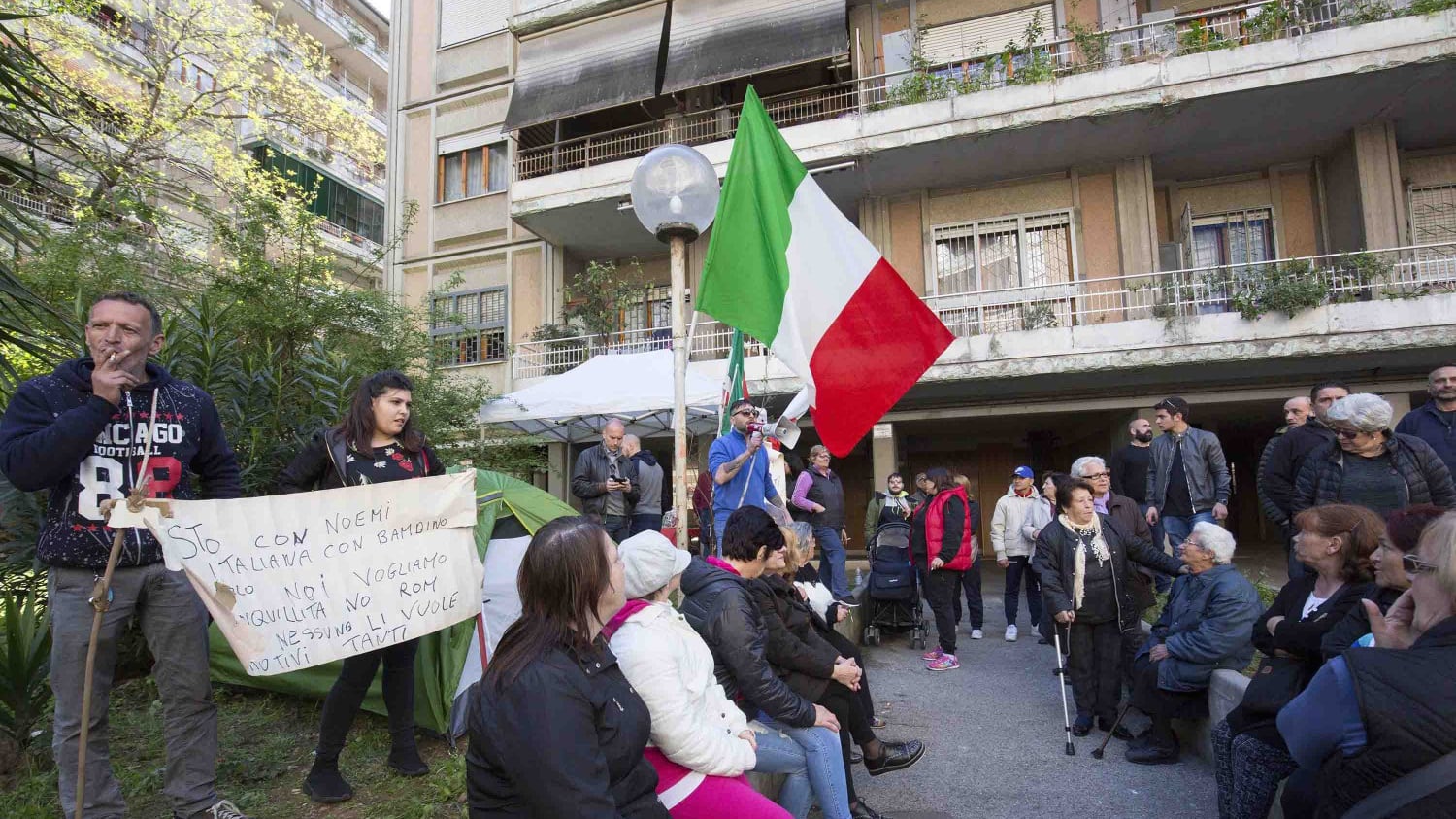Protesta anti-rom a Casal Bruciato: "Raggi assegni l'alloggio agli italiani"