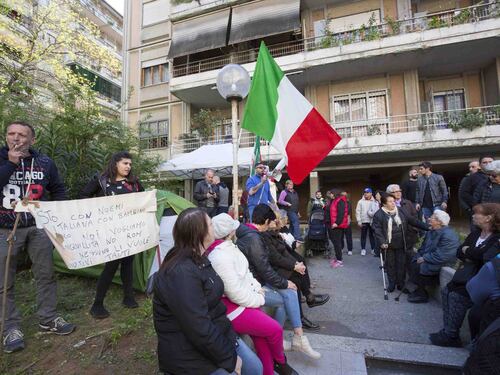 Protesta anti-rom a Casal Bruciato: "Raggi assegni l'alloggio agli italiani"