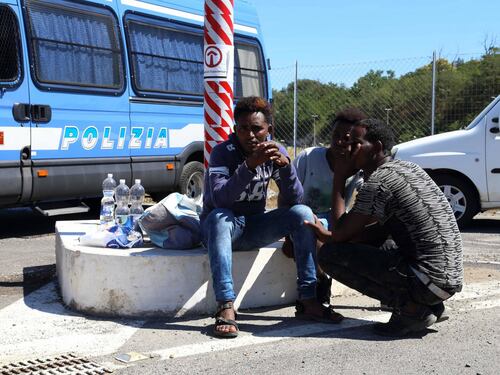 Sbarchi, il blitz dei sindaci Pd: carta d'identità agli immigrati