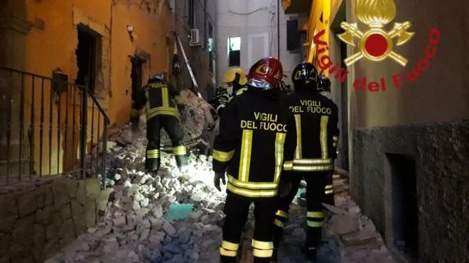 Esplosione nel centro storico di Marino: crolla una palazzina